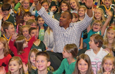 Green Bay Packers star William Henderson visits Cushing Elementary (Photos)